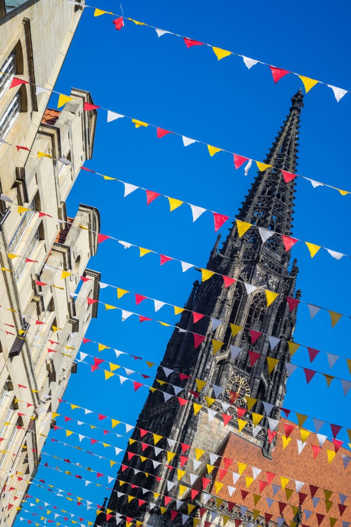 Wimpelleine vor Münster Lambertikirche