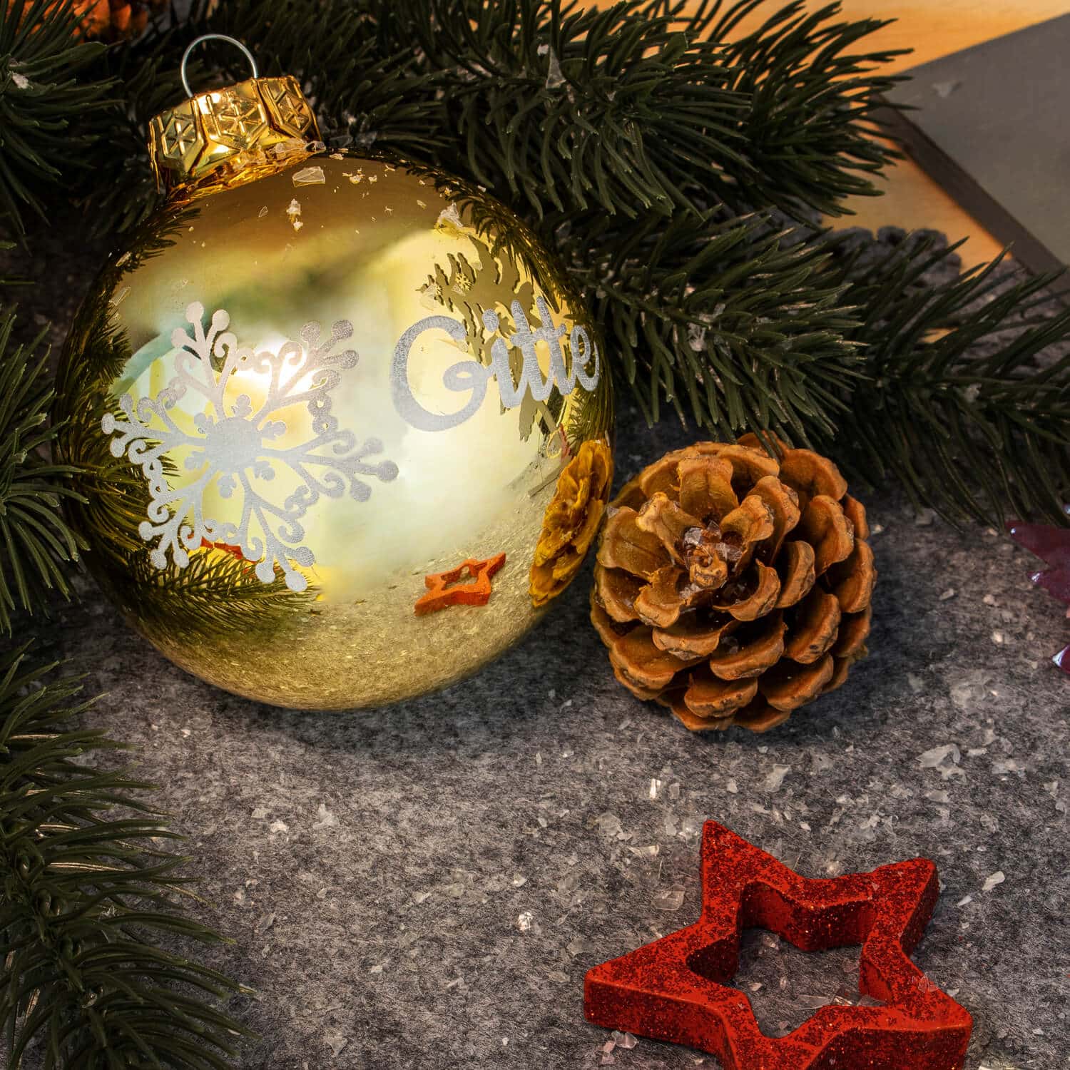 Weihnachtsbaumkugel aus Glas (glänzend) inklusive Wunschtextgravur & Schneeflocke in schwarz